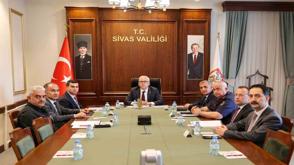 Vali Şimşek: "Vatandaşlarımızın huzuru ve g&uuml;venliği i&ccedil;in sahada olmaya devam edeceğiz"

