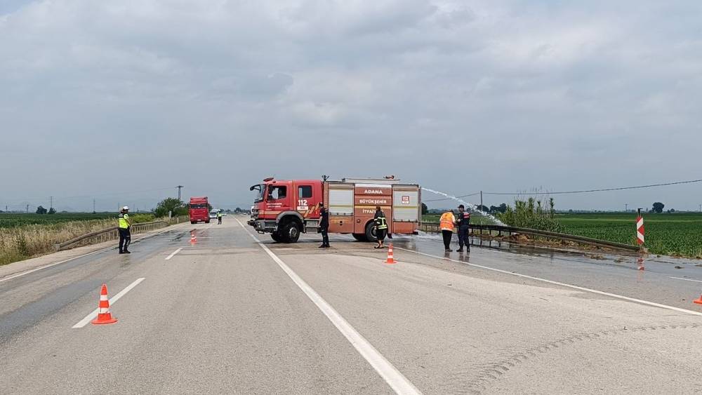 Saman y&uuml;kl&uuml; pikap alev aldı, s&uuml;r&uuml;c&uuml; ve yanındakiler son anda kurtuldu
