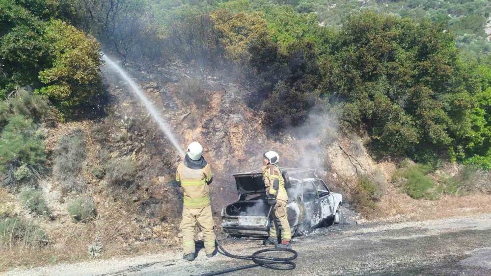 İzmir&rsquo;de otomobil yangını korkuttu
