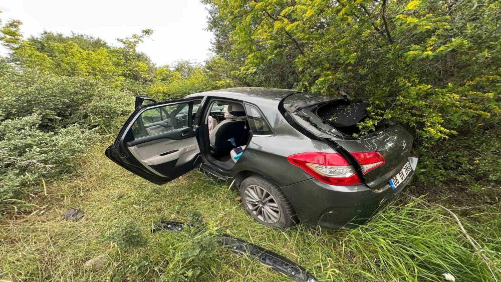 Ayvacık&rsquo;ta otomobil şarampole yuvarlandı: 2 kişi yaralandı
