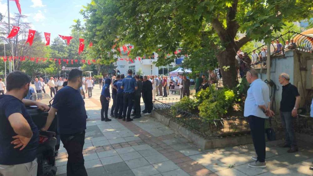 Bı&ccedil;aklı kavgaya sivil polis m&uuml;dahale etti
