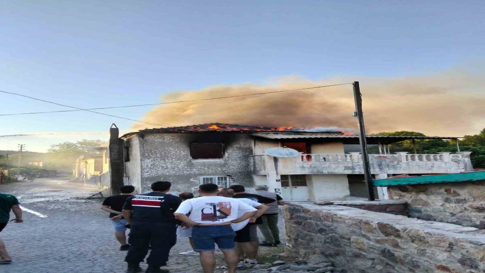 Ayvalık&rsquo;ta metruk bina yangını

