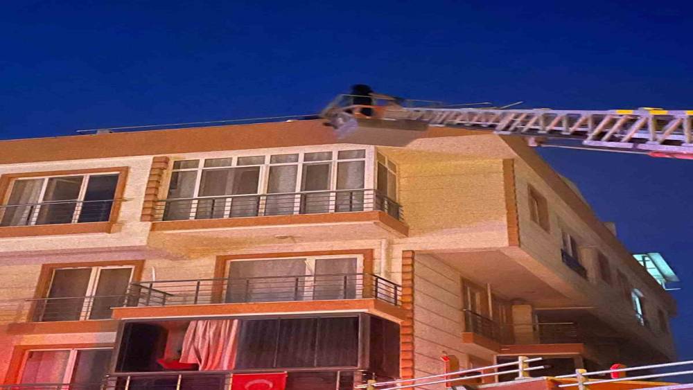 Lapseki&rsquo;de 4 katlı apartmanda yangın: &Ccedil;atıda mahsur kalan 4 kişi kurtarıldı
