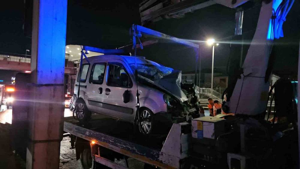 K&uuml;&ccedil;&uuml;k&ccedil;ekmece&rsquo;de makas atan s&uuml;r&uuml;c&uuml; kazaya sebep oldu: 2 yaralı
