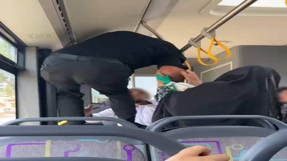 Otob&uuml;ste tekmeli, yumruklu kavga
