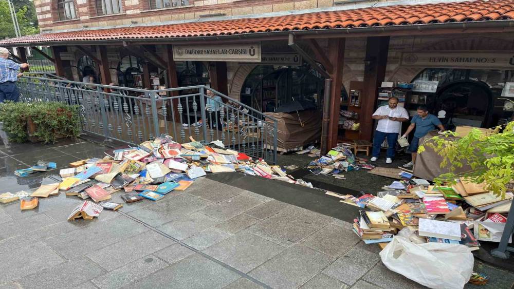 &Uuml;sk&uuml;dar Sahaflar &Ccedil;arşısı&rsquo;nı su bastı: Y&uuml;zlerce kitap kullanılamaz hale geldi
