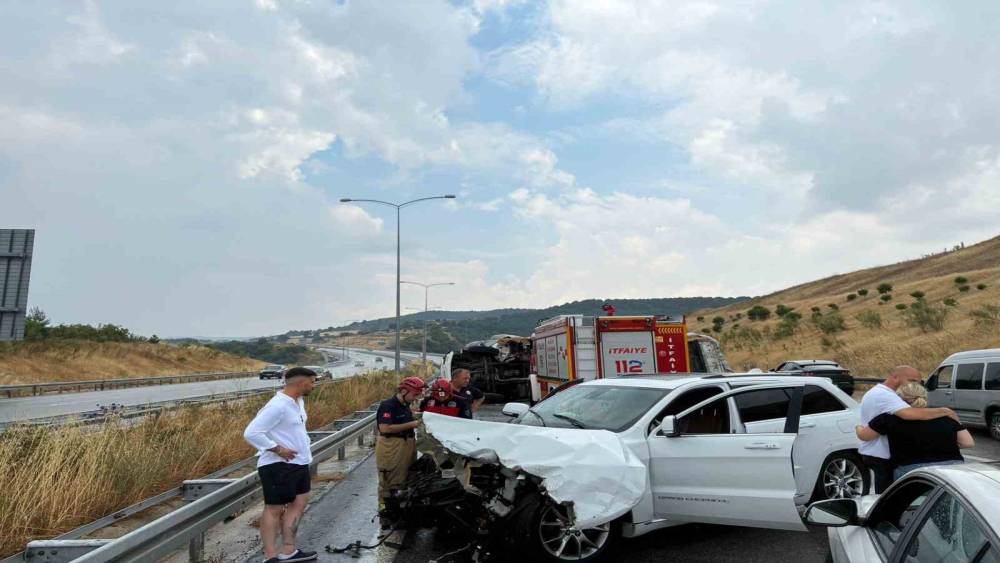 Susurluk&rsquo;ta otoyolda cip ile kamyon &ccedil;arpıştı: 1 yaralı
