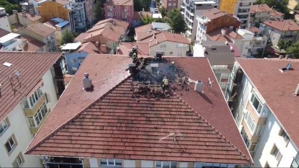 K&uuml;tahya&rsquo;da yıldırım d&uuml;şen &ccedil;atıda yangın &ccedil;ıktı
