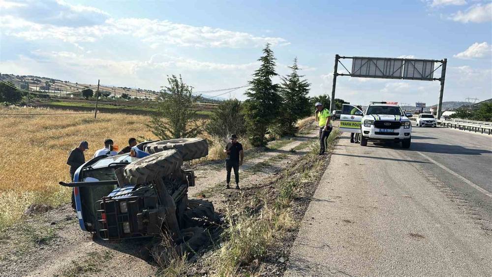 Kontrolden &ccedil;ıkan trakt&ouml;r şarampole devrildi: 1 yaralı
