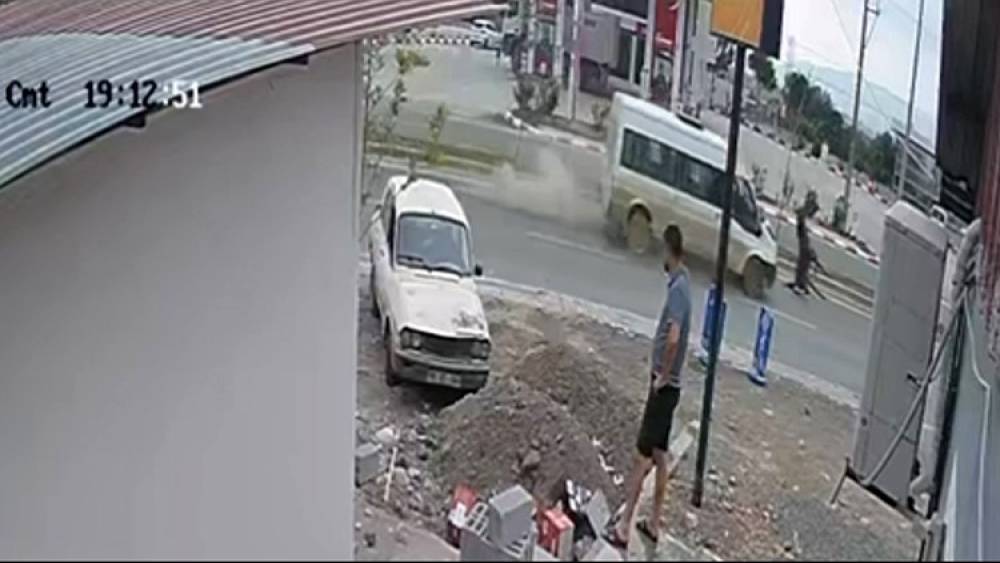 Osmaniye&rsquo;de minib&uuml;s başıboş ata &ccedil;arptı
