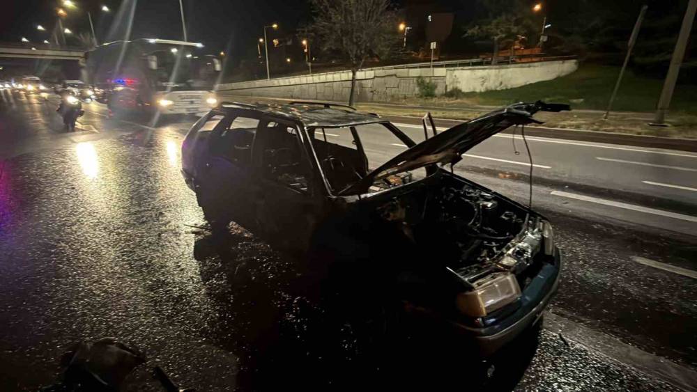 Alev topuna d&ouml;nen otomobil k&uuml;le oldu, s&uuml;r&uuml;c&uuml;n&uuml;n v&uuml;cudunda yanıklar oluştu
