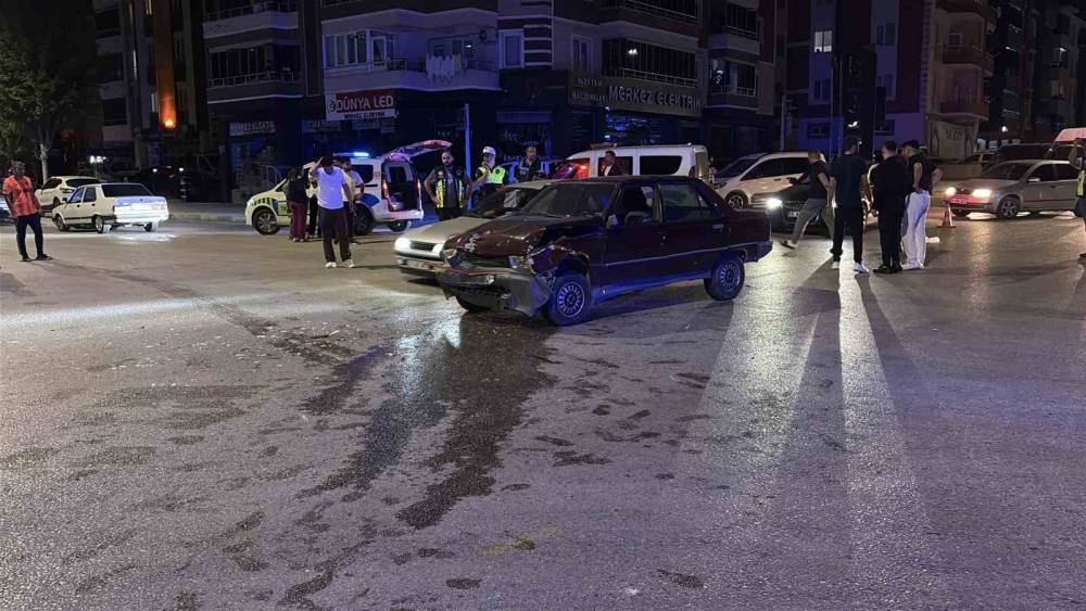 &Ccedil;orum&rsquo;da kaza mahallinde arbede: Yardım etmek isteyen gen&ccedil;, alkoll&uuml; s&uuml;r&uuml;c&uuml; tarafından darp edildi
