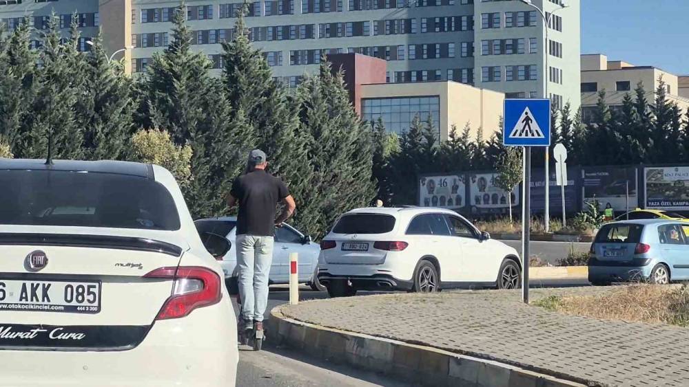 Hem kendi hem trafiğin can g&uuml;venliğini hi&ccedil;e saydı
