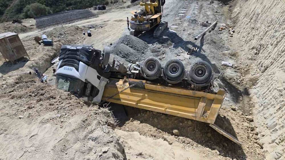 Arnavutk&ouml;y&rsquo;de şantiye alanında hafriyat kamyonu devrildi: S&uuml;r&uuml;c&uuml; yaralandı
