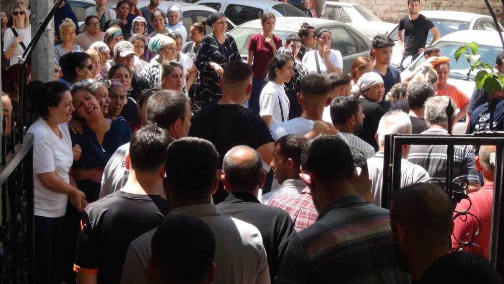 Silahlı saldırıda &ouml;ld&uuml;r&uuml;len baba ve oğluna h&uuml;z&uuml;nl&uuml; veda
