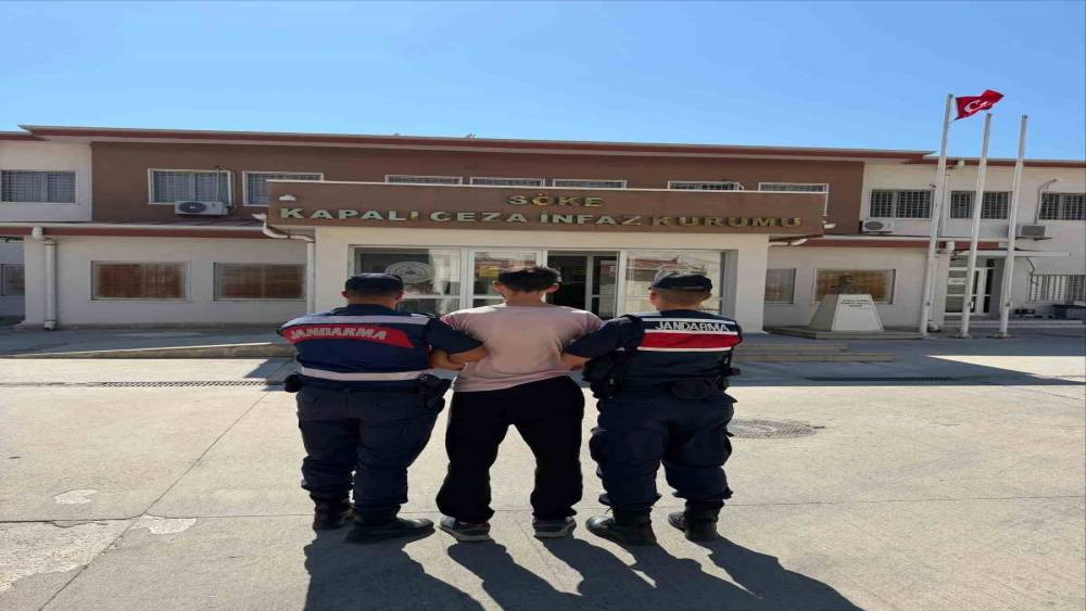 Kuşadası&rsquo;nda 25 yıl hapis cezasıyla aranan firari yakalandı
