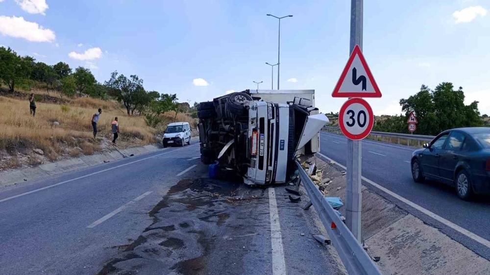Direksiyon hakimiyeti kaybolan tır devrildi: 1 yaralı
