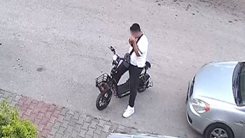 Yavru kediyi &ouml;nce &ouml;pt&uuml;, sonra boğdu
