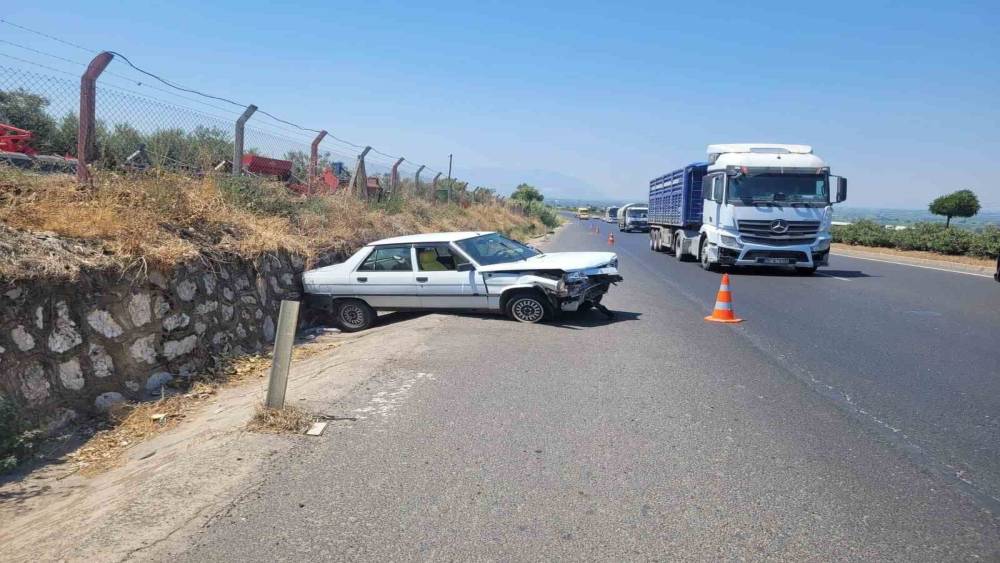 Manisa&rsquo;da tır ile otomobil &ccedil;arpıştı: 2 yaralı
