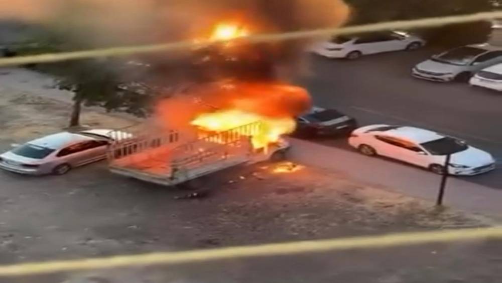 Diyarbakır&rsquo;da park halindeki kamyonet alevlere teslim oldu
