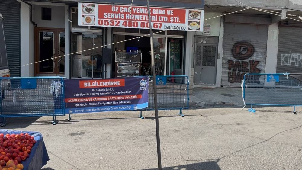 Beyoğlu&rsquo;nda &lsquo;armut&rsquo; se&ccedil;me tartışmasında pazarcı m&uuml;şterinin başına kalas fırlattı: Pazarcı tutuklandı
