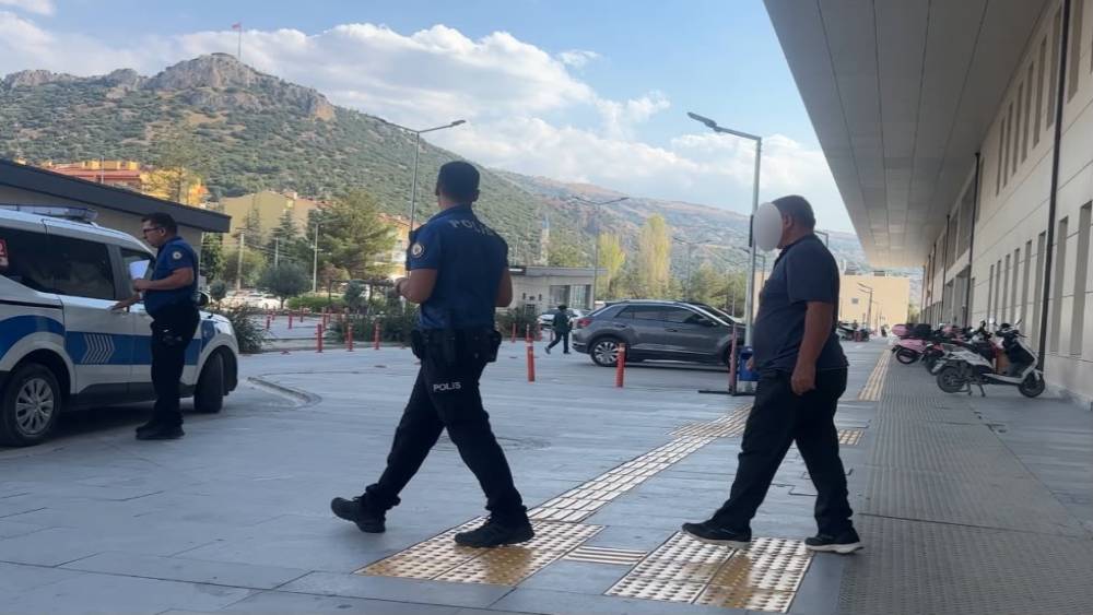 Komşular arasında ara&ccedil; park kavgası kanlı bitti: Baba oğul bı&ccedil;aklandı

