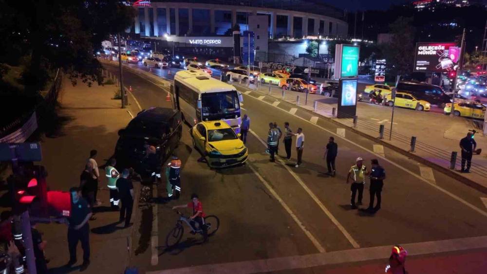 Beyoğlu&rsquo;nda 8 ara&ccedil;lı zincirleme kaza: 5 kişi yaralandı

