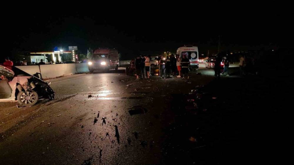 Hatay&rsquo;da trakt&ouml;r ile otomobil &ccedil;arpıştı: 3 yaralı
