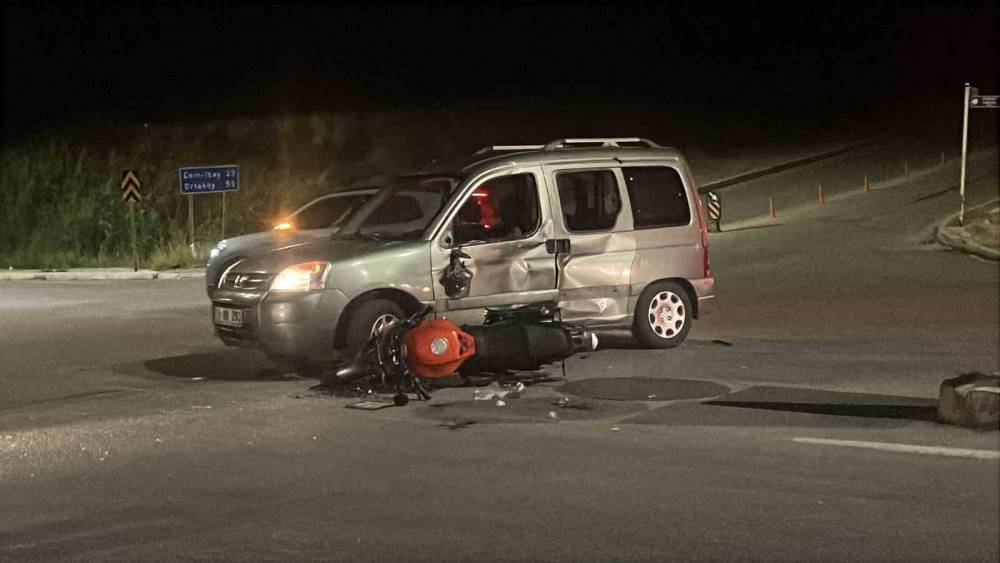 &Ccedil;orum&rsquo;da motosiklet ile otomobil &ccedil;arpıştı: 3 yaralı
