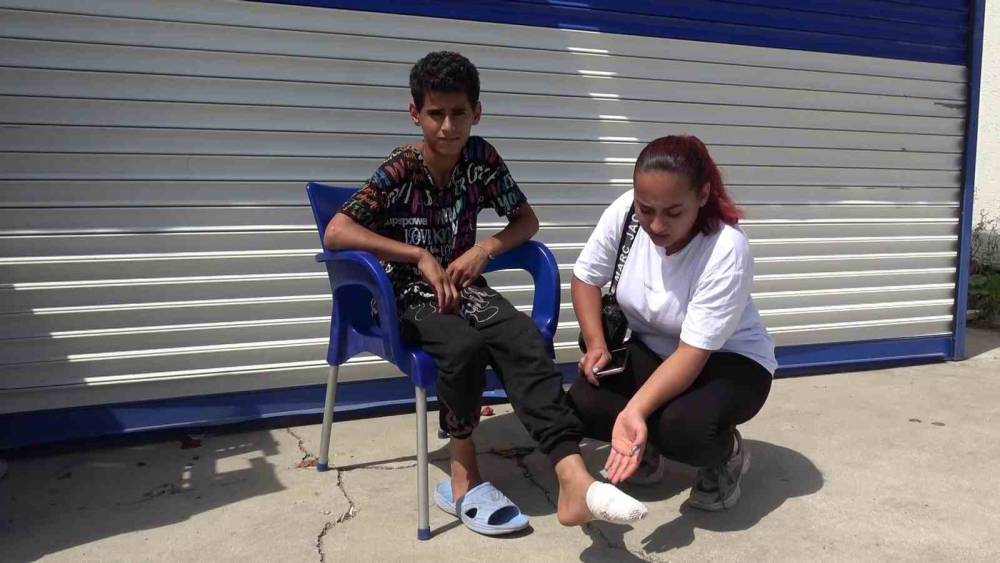 &rsquo;Severdim&rsquo; dediği sokak k&ouml;peğinin ısırdığı &ccedil;ocuk ayağından yaralandı
