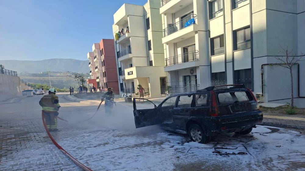 Hatay&rsquo;da park halindeki otomobil alevlere teslim oldu
