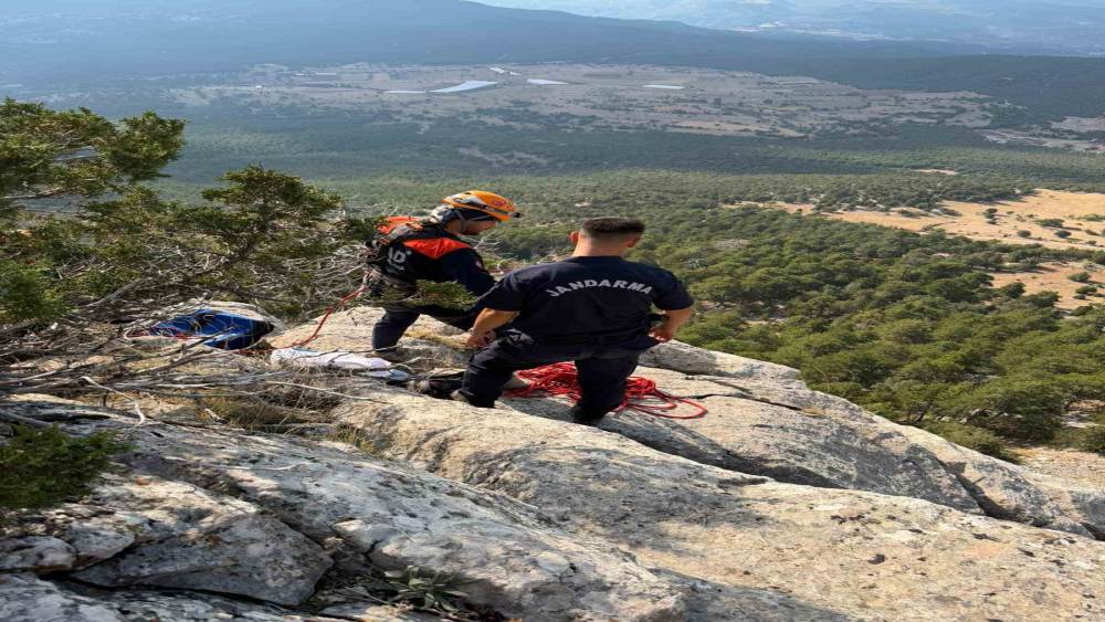 Burdur&rsquo;da 3 g&uuml;nd&uuml;r sarp arazide mahsur kalan 6 k&uuml;&ccedil;&uuml;kbaş hayvan ekipler tarafından kurtarıldı
