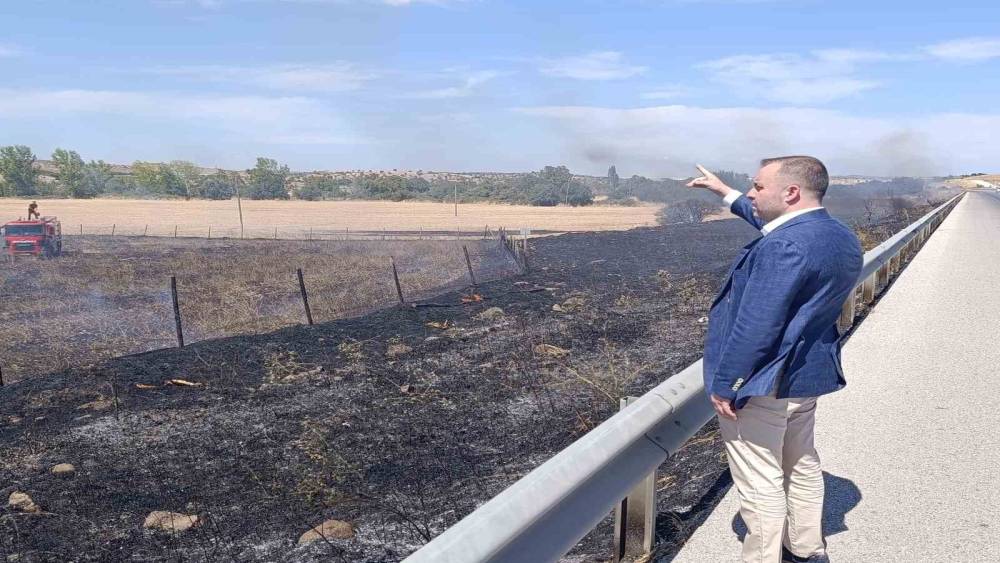 Başkan Y&uuml;ksel yangını fark etti, itfaiyeyi sevk etti: &Ccedil;iftlik alevlerden kurtarıldı
