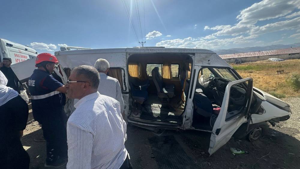 Y&uuml;ksekova&rsquo;da minib&uuml;s, kapağı a&ccedil;ık bırakılan r&ouml;gar &ccedil;ukuruna &ccedil;arptı: 6 yaralı
