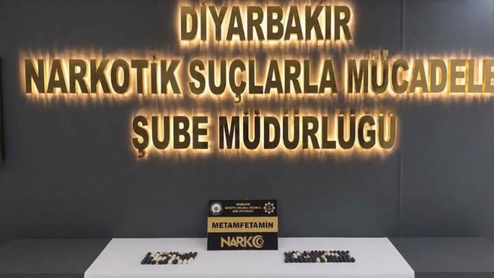 Midelerinde uyuşturucu taşıyan 2 kişi tutuklandı

