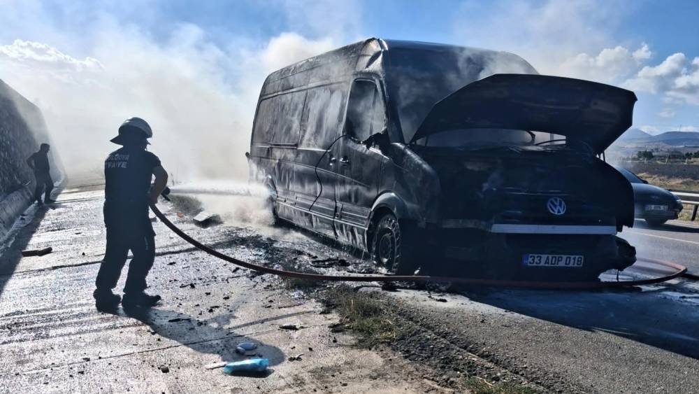 Amasya&rsquo;da hırdavat malzemesi y&uuml;kl&uuml; kamyonette yangın &ccedil;ıktı
