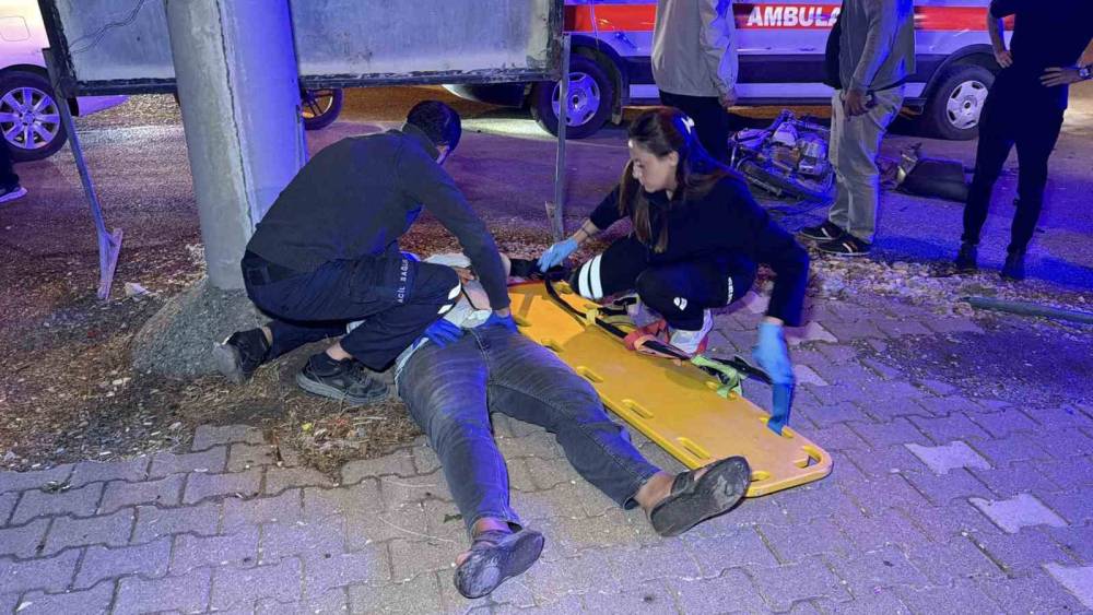 Motosiklet ile otomobil &ccedil;arpıştı: 2 yaralı
