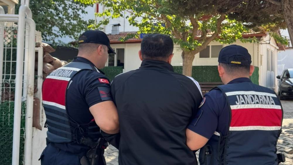 İzmir&rsquo;de 10 yıl 10 ay kesinleşmiş hapis cezası bulunan firari yakalandı
