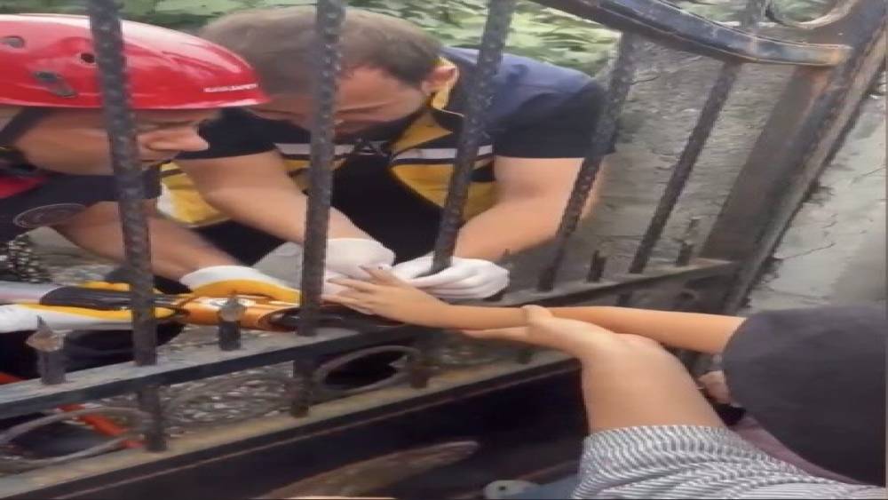 Osmaniye&rsquo;de korkuluğa saplanan &ccedil;ocuğun parmağını itfaiye kurtardı
