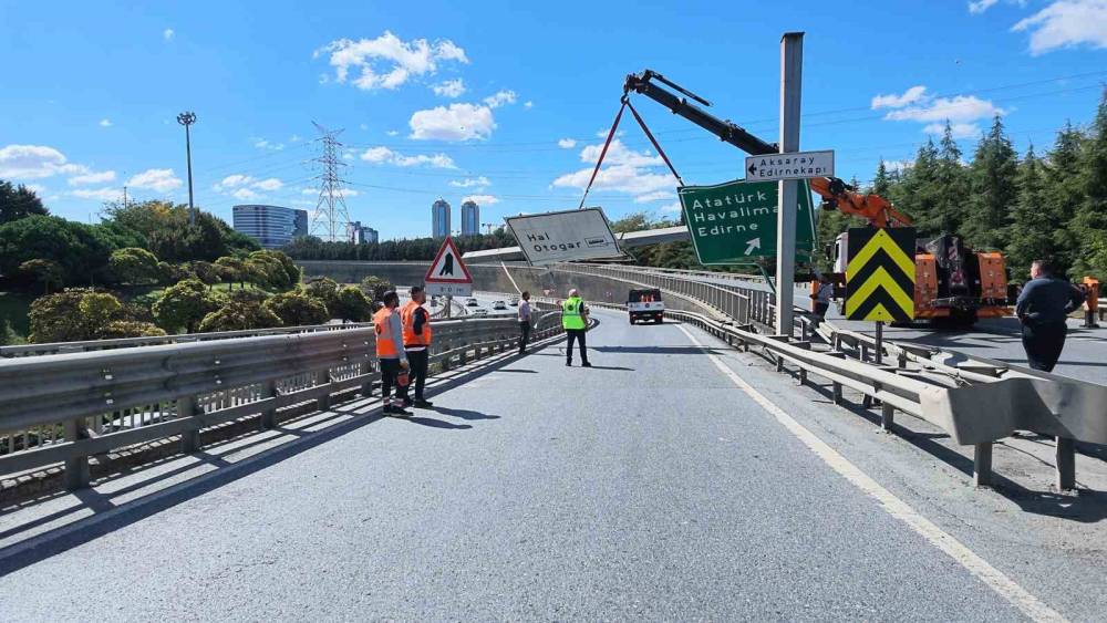 Esenler&rsquo;de damperi a&ccedil;ık kalan kamyon, tabelaları devirdi
