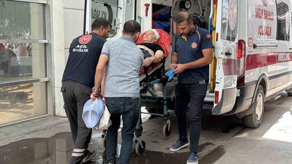 Elinden d&uuml;şen bı&ccedil;ak ayağına saplandı
