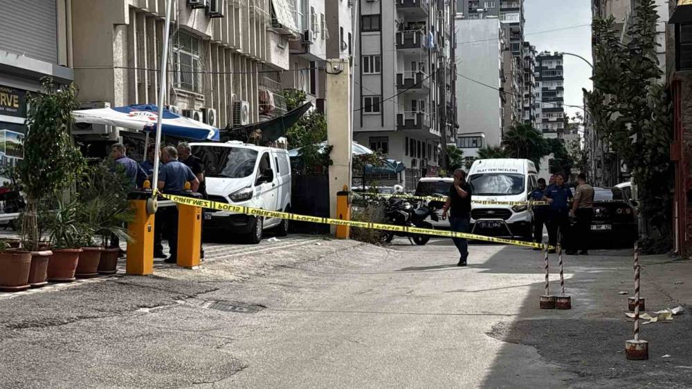 Adana&rsquo;da iş yeri &ouml;n&uuml;nde silahlı saldırı: 1 &ouml;l&uuml;, 1 yaralı
