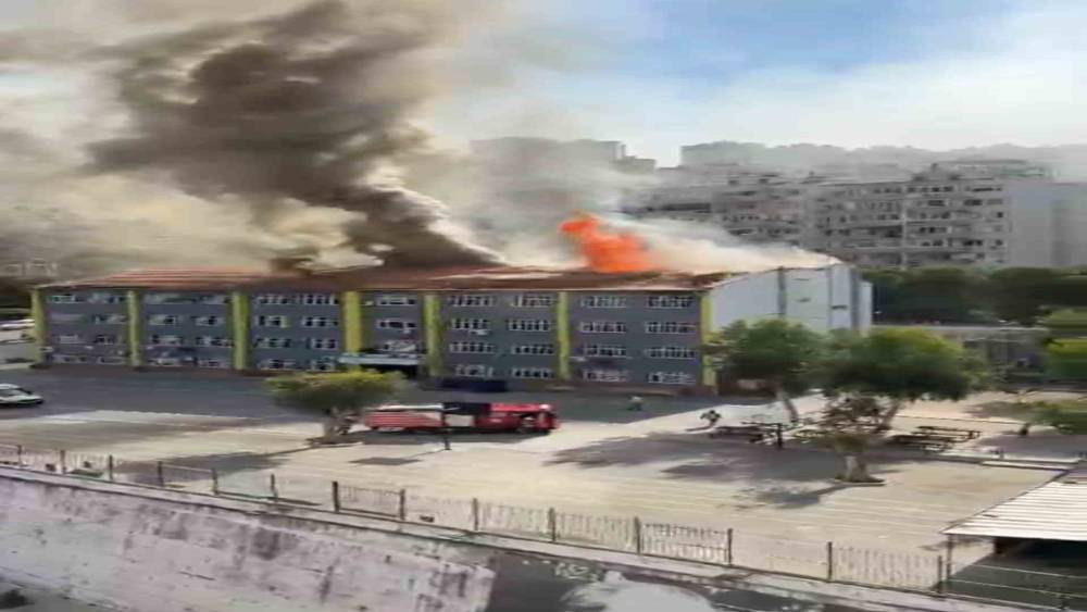 İzmir&rsquo;de okul &ccedil;atısında korkutan yangın
