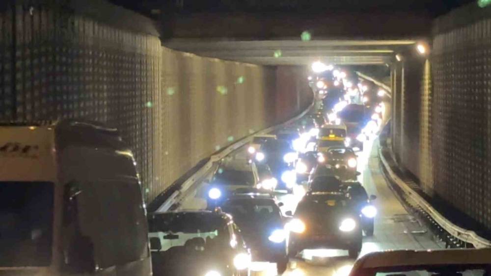 Bursa&rsquo;da bariyerlere &ccedil;arpan ara&ccedil;ta 2 kişi yaralandı

