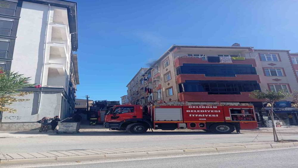 Gelibolu&rsquo;da bir apartmanın 4&rsquo;&uuml;nc&uuml; katından &ccedil;ıkan yangın korkuttu
