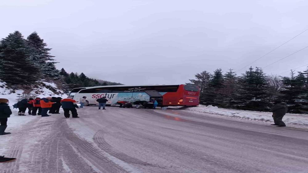 Kartalkaya yolunda kontrolden çıkan yolcu otobüsü yolu kapattı
