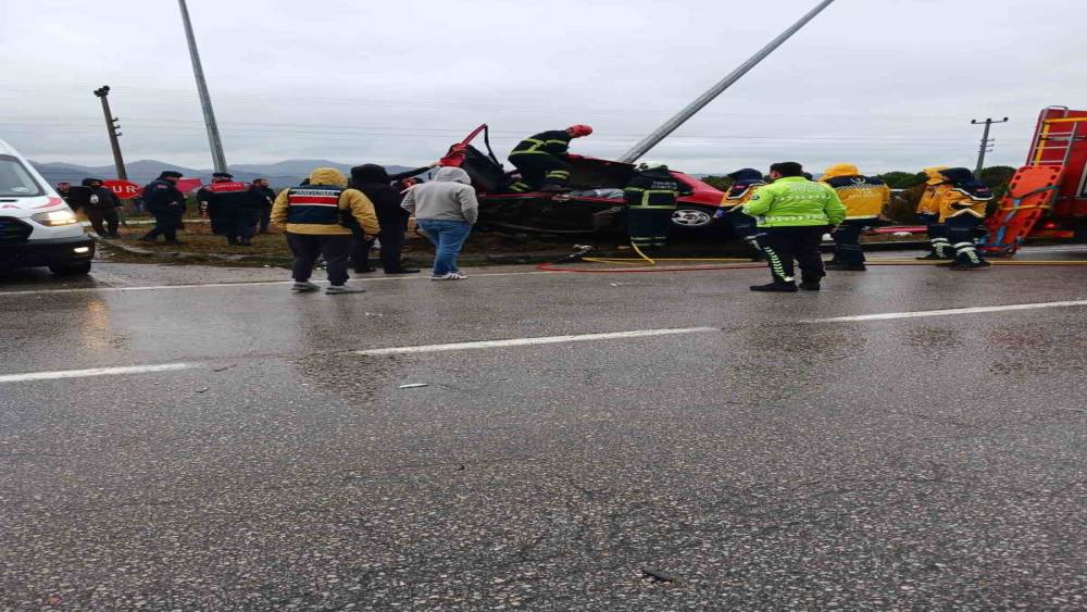 Aydınlatma direğine çarpan araç hurdaya döndü: 2 yaralı
