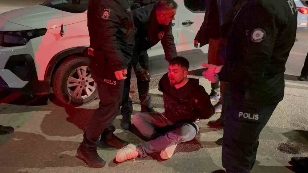 Aksaray&rsquo;da hasarlı kaza sonrası ortalık karıştı: 5 g&ouml;zaltı
