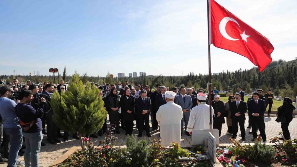 Bakan Yumaklı, deprem şehitlerinin kabirlerini ziyaret etti
