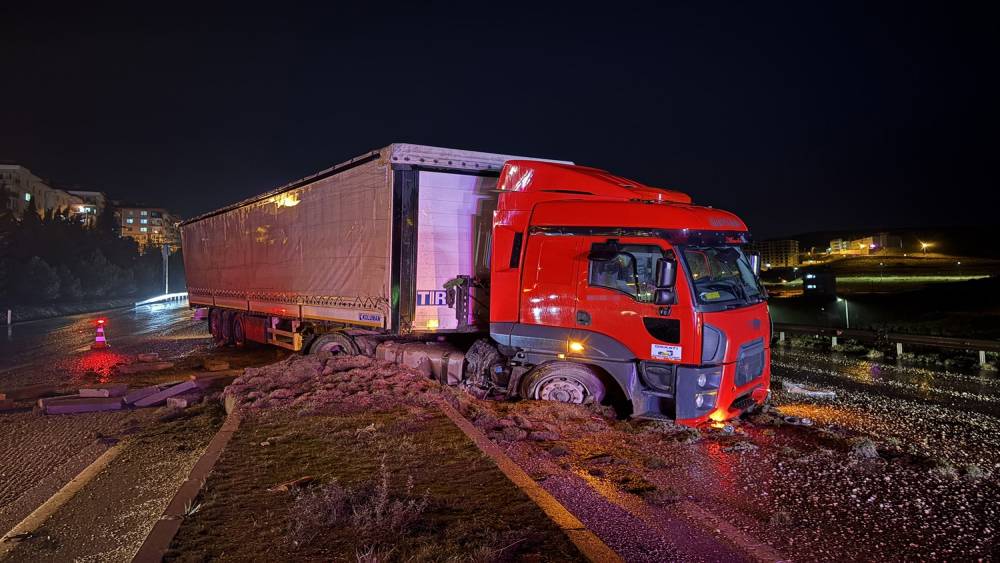 Tır ref&uuml;je &ccedil;ıktı, 2 otomobil zarar g&ouml;rd&uuml;
